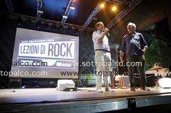 Foto concerto live LEZIONI DI ROCK 
Assante e Castaldo 
Roma Incontra Il Mondo 
Laghetto di Villa Ada 
Roma 12 luglio 2016 
 
Â© Andrea Veroni