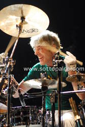 Foto concerto live Roma, 30 giugno 2009 
Roma Incontra il Mondo 2009 -  
Laghetto di Villa Ada 
STEWART COPELAND con NOTTE DELLA TARANTA