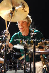 Foto concerto live Roma, 30 giugno 2009 
Roma Incontra il Mondo 2009 -  
Laghetto di Villa Ada 
STEWART COPELAND con NOTTE DELLA TARANTA