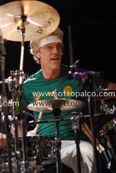 Foto concerto live Roma, 30 giugno 2009 
Roma Incontra il Mondo 2009 -  
Laghetto di Villa Ada 
STEWART COPELAND con NOTTE DELLA TARANTA