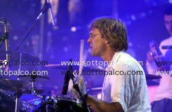 Foto concerto live PIAZZA SAN GIOVANNI 
CONCERTO DEL PRIMO MAGGIO 2004 
 
STEWART COPELAND 
 
 
 
 
