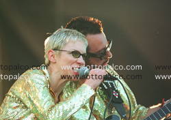 Foto concerto live IMOLA 18-07-2000 
HEINEKEN JAMMIN FESTIVAL 
 
DAVE STEWART E ANNIE LENNOX  
EURYTHMICS IN CONCERTO 
 
 
 
