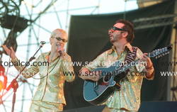 Foto concerto live IMOLA 18-07-2000 
HEINEKEN JAMMIN FESTIVAL 
 
DAVE STEWART E ANNIE LENNOX  
EURYTHMICS IN CONCERTO 
