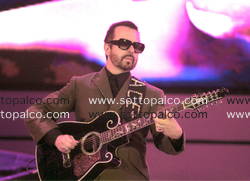 Foto concerto live ROMA 01-05-2000 
TOR VERGATA 
CONCERTO 1 MAGGIO  
 
DAVE STEWART   
EURYTHMICS 
IN CONCERTO 
 
